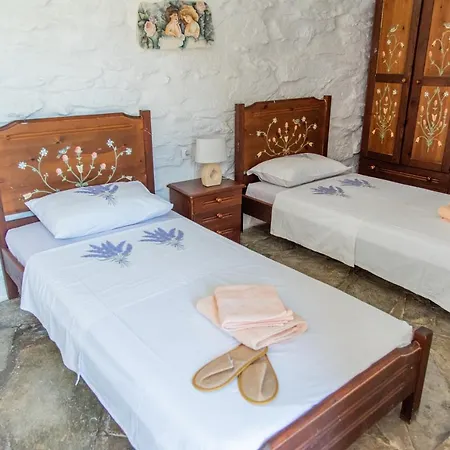Tereza, 3-min Walk To Beach Waves Villa